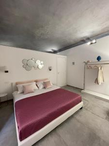 una camera da letto con un grande letto con lenzuola viola di Casta Diva Luxury Apartments a Palermo