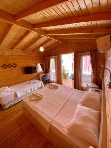 Llit o llits en una habitació de Cilek Butik Hotel