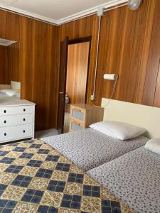 Maronda Camping tesisinde bir odada yatak veya yataklar