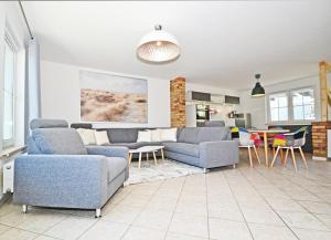 Sala de estar con 2 sofás y mesa en Katschow Hus Achterland en Katschow