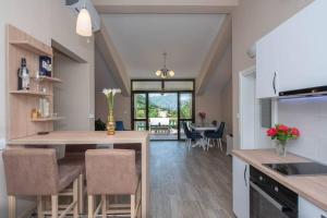 een keuken met een tafel en stoelen in een kamer bij Apartment Vento di Bocche in Kotor
