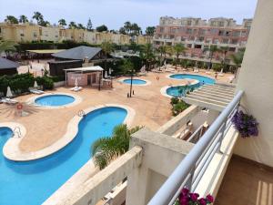 eine Luftansicht eines Resorts mit zwei Pools in der Unterkunft Dumar Puerto Rey in Vera