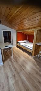 um quarto com uma cama, uma secretária e uma mesa em Pensjonat Lubianka em Starachowice