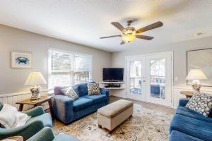 TV a/nebo společenská místnost v ubytování Big Oak Landing