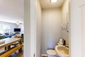 TV a/nebo společenská místnost v ubytování Big Oak Landing + 24 fotografií