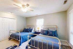 Postel nebo postele na pokoji v ubytování Big Oak Landing