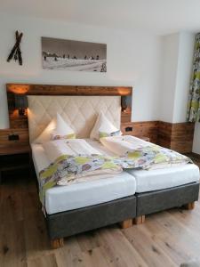Łóżko lub łóżka w pokoju w obiekcie Pension Claudia Zell am See