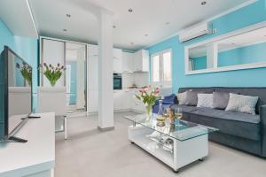 ein Wohnzimmer mit Couch und Tisch in der Unterkunft Apartment Kascelan in Kotor