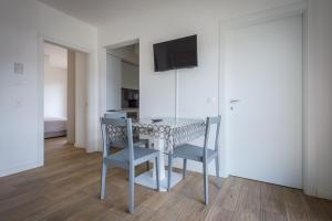 una sala da pranzo con tavolo e 2 sedie di Modern apartment in Lugano a Lugano