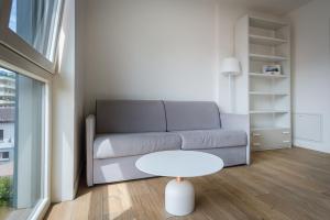 un soggiorno con divano e tavolo di Modern apartment in Lugano a Lugano