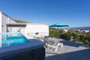 Bazén v ubytovaní Apartments Lidija - sea view apartment with exclusive right of using hot tub or split level apartment with exclusive right of using pool alebo v jeho blízkosti