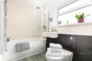 een badkamer met een toilet, een wastafel en een bad bij Bijoux Plymouth Cottage - Sleeps 6 - By Habita Property in Plymouth