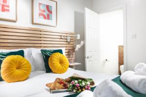 een slaapkamer met een bed met een dienblad met eten erop bij Bijoux Plymouth Cottage - Sleeps 6 - By Habita Property in Plymouth
