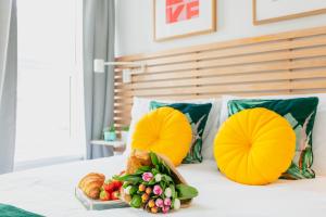 a tray of fruit and vegetables on a bed at Bijoux Plymouth Cottage - Sleeps 6 - By Habita Property in Plymouth