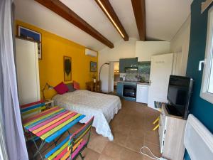 um quarto com uma cama, uma televisão e uma cozinha em Boost Your Immo Sanary sur Mer 488 em Sanary-sur-Mer