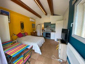 um quarto com uma cama e uma televisão num quarto em Boost Your Immo Sanary sur Mer 488 em Sanary-sur-Mer