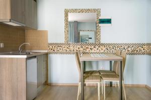 Kuchyň nebo kuchyňský kout v ubytování 3D iliadis Suites + 37 fotografií