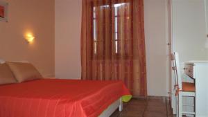 Posteľ alebo postele v izbe v ubytovaní Ikos Studios and Apartments