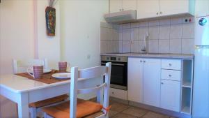 Kuchyňa alebo kuchynka v ubytovaní Ikos Studios and Apartments + 34 fotografií