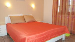 Posteľ alebo postele v izbe v ubytovaní Ikos Studios and Apartments