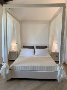 Villa Alaya - Luxury Villa with private pool tesisinde bir odada yatak veya yataklar