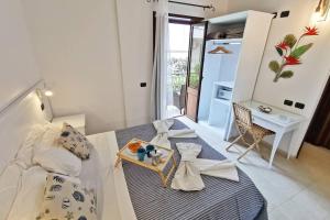 een slaapkamer met een bed met een dienblad met eten erop bij Loft Palm Beach - 100 metri dalla spiaggia di sabbia bianca e dal mare in Fontane Bianche