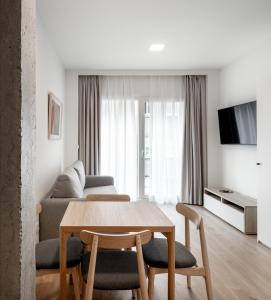 salon ze stołem i kanapą w obiekcie Apartamentos Líbere Bilbao La Vieja w mieście Bilbao