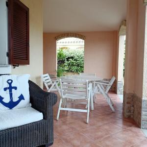 ein Esszimmer mit einem Tisch und Stühlen in der Unterkunft Casa Maris Best Vacation Ever Villasimius in Villasimius