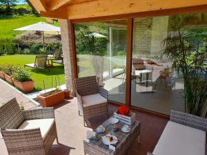A seating area at Miravallesuites