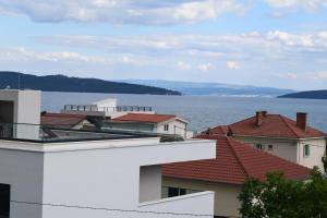 vista para a água dos telhados dos edifícios em Dodo em Kaštela