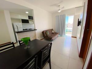 ein Wohnzimmer mit einer schwarzen Arbeitsplatte in einem Zimmer in der Unterkunft Varandão Incrível E Um Deslumbrante Pôr do Sol 304 in Cabo Frio
