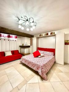 ガエータにあるMonolocale King AlMar con parcheggio autoの赤いベッドと赤いソファのある寝室