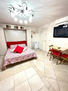 ガエータにあるMonolocale King AlMar con parcheggio autoのベッドとテーブルとテレビのある寝室 +9枚の写真