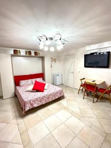 ガエータにあるMonolocale King AlMar con parcheggio autoのベッドとテーブルとテレビのある寝室