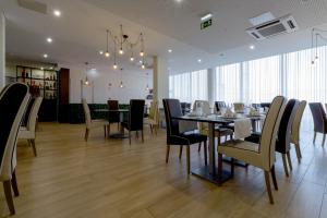 Um restaurante ou outro lugar para comer em In Gold Hotel & Spa