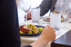 Comida no hotel ou em algum lugar perto