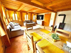 ein Wohnzimmer mit einem Sofa und einem Tisch in einer Hütte in der Unterkunft Chalupa Lužické hory in Dolní Světlá