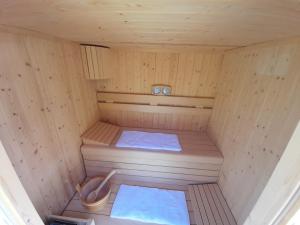 A bed or beds in a room at Miravallesuites