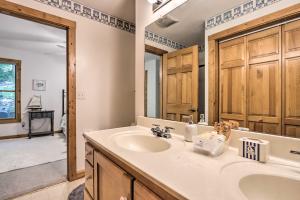 ein Badezimmer mit Waschbecken und Spiegel in der Unterkunft Sunny Providence Cottage Retreat with Dock, Kayaks in Sunrise Beach + 29 Fotos