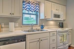 Resort-Style Condo with Grill Less Than 3 Mi to Lake!