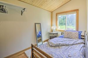 Легло или легла в стая в Cozy Sequim Condo Olympic Discovery Trail Access!