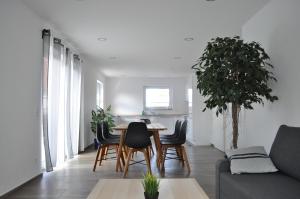 uma sala de estar com mesa e cadeiras em B Home SLEEP & WORK em Burgrieden