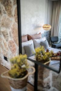ein Wohnzimmer mit einem Sofa und einigen Topfpflanzen in der Unterkunft Delight Apartments suites in Stelida