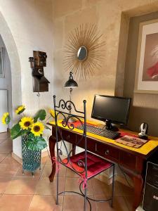 TV a/nebo společenská místnost v ubytování Hôtel Porte de Camargue - Les Quais d'Arles