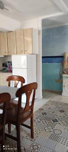 una cucina con tavolo e sedie in una stanza di Tout près de la plage a Puerto de Sagunto