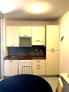 A kitchen or kitchenette at Punta Ala Flat