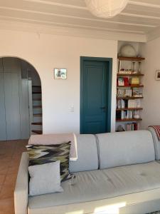 um sofá numa sala de estar com uma porta azul em PATMOS Confidential em Patmos