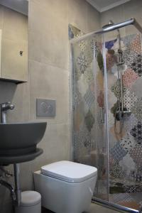 La salle de bains est pourvue d'une douche et de toilettes. dans l'établissement Antigonis Garden House, à La Canée
