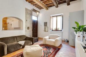 a living room with a couch and a chair at Medieval Charm - Vicopisano Cozy Apartment in Vicopisano