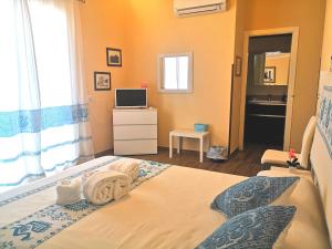 A bed or beds in a room at Le Orchidee